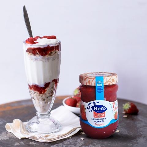 Porridge con fiocchi d’avena con confettura Hero Light alle fragole e panna montata al cocco